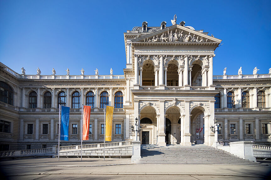 This picture shows the main entrance of the University of Vienna. 